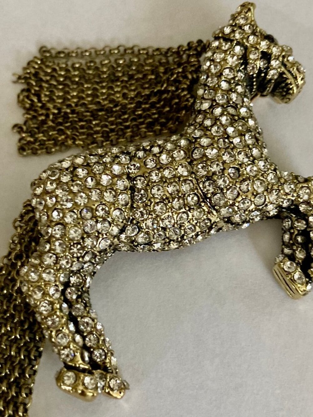 FABULOSE HORSE W/METAL MOVABLE HAIR & TAIL BROOCH COVERED IN RHINESTONES